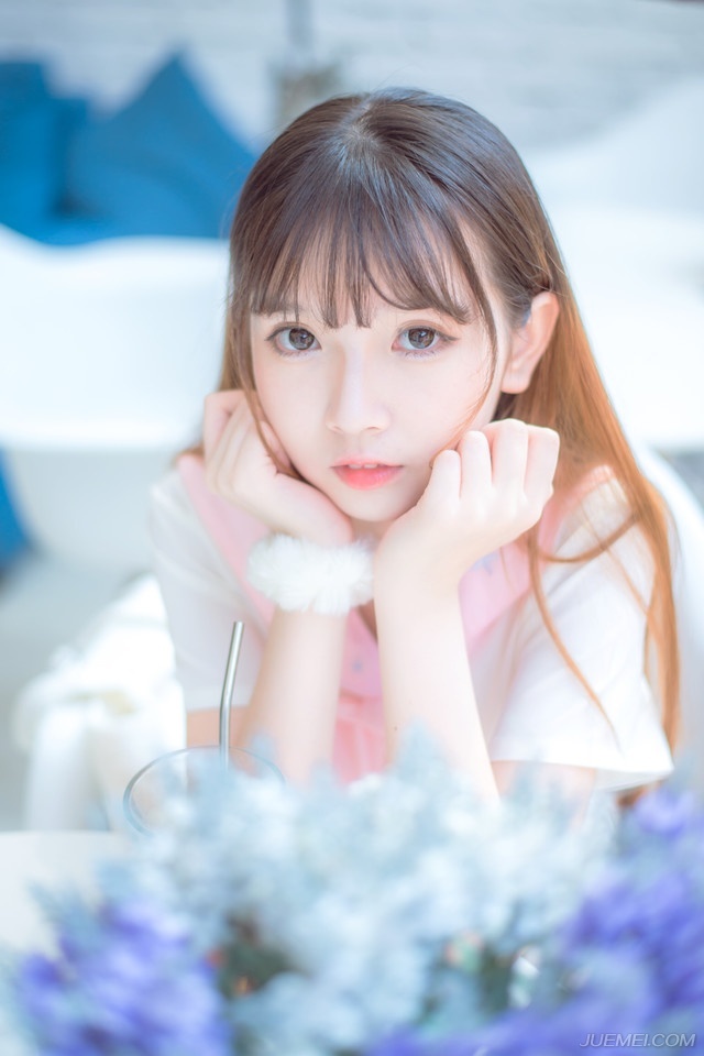 庞统点点头，邓贤、泠苞在军中威望终究不及张任，虽然如今占据了成都，成都以北皆降，但成都以南，巴郡各地将领官员却并未表态。